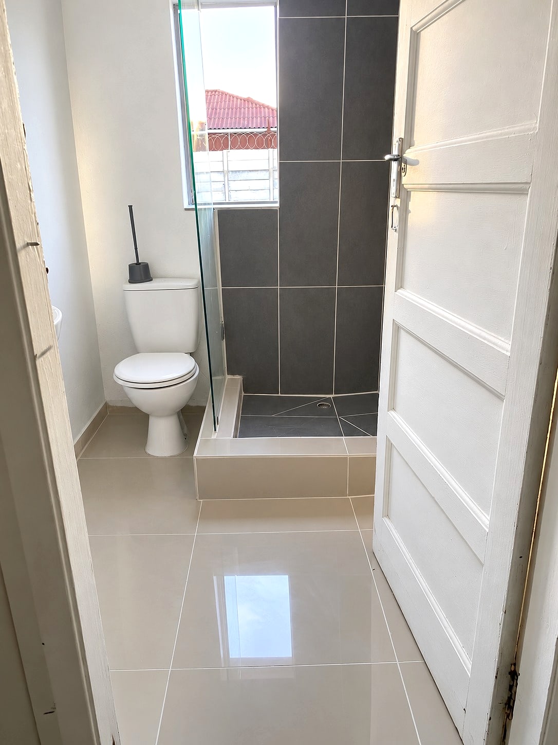 The Inspan bathroom with a tiled shower